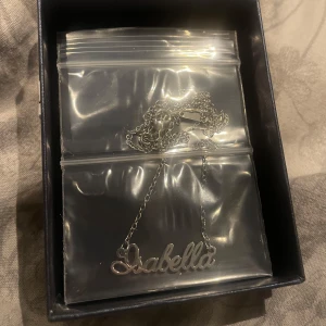 Äkta silver halsband med namnet Isabella på - Äkta silver halsband med namnet ” Isabella ” på. Säljer då det blev felstavat, halsbandet ligger i en påse som ligger i en ask. Påsen är fortfarande oöppnad. Pris går att diskuteras på instagram… isabell.berg06. 