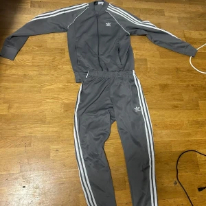 Grå träningsset från Adidas - Adidas SST