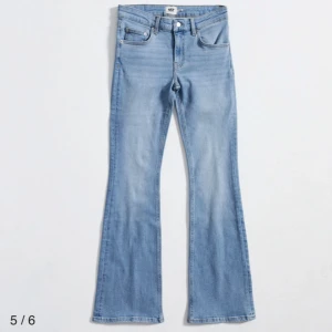 Ljusblå bootcut jeans - Snygga ljusblå bootcut jeans från Lager157. De har en klassisk femficksdesign och är perfekta för en avslappnad stil. Jeansen är lite kortare under naveln och tillverkade i denim. storlek XS short length, fråga privat om ni undrar något me tex bilder eller något.❤️kontakta mig innan köp! bra skick men lite slitna nere vid hälen men inget man märker av.