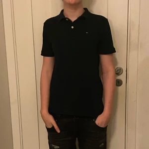 Tommy hilfiger pike - Riktigt snygg och stilren piké från Tommy hilfiger | skick 9/10 nästan helt oanvänd | storlek 164 barn | nypris 599kr | säljes för 250 kr | hör av dig vid funderingar och frågor! 