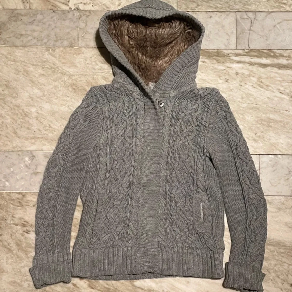 Grå stickad cardigan