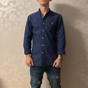 Ralph Lauren skjorta  - Ralph lauren skjorta | Skick: 9,5/10 | Size - M | Märke Ralph lauren | Fraktar via postnord eller instabox | Hör av dig vid minsta fråga eller fundering // Ricco Wardrobe