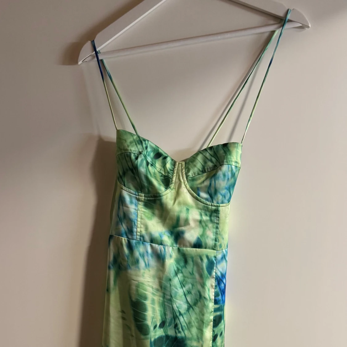 Grön och blå klänning med mönster - 90