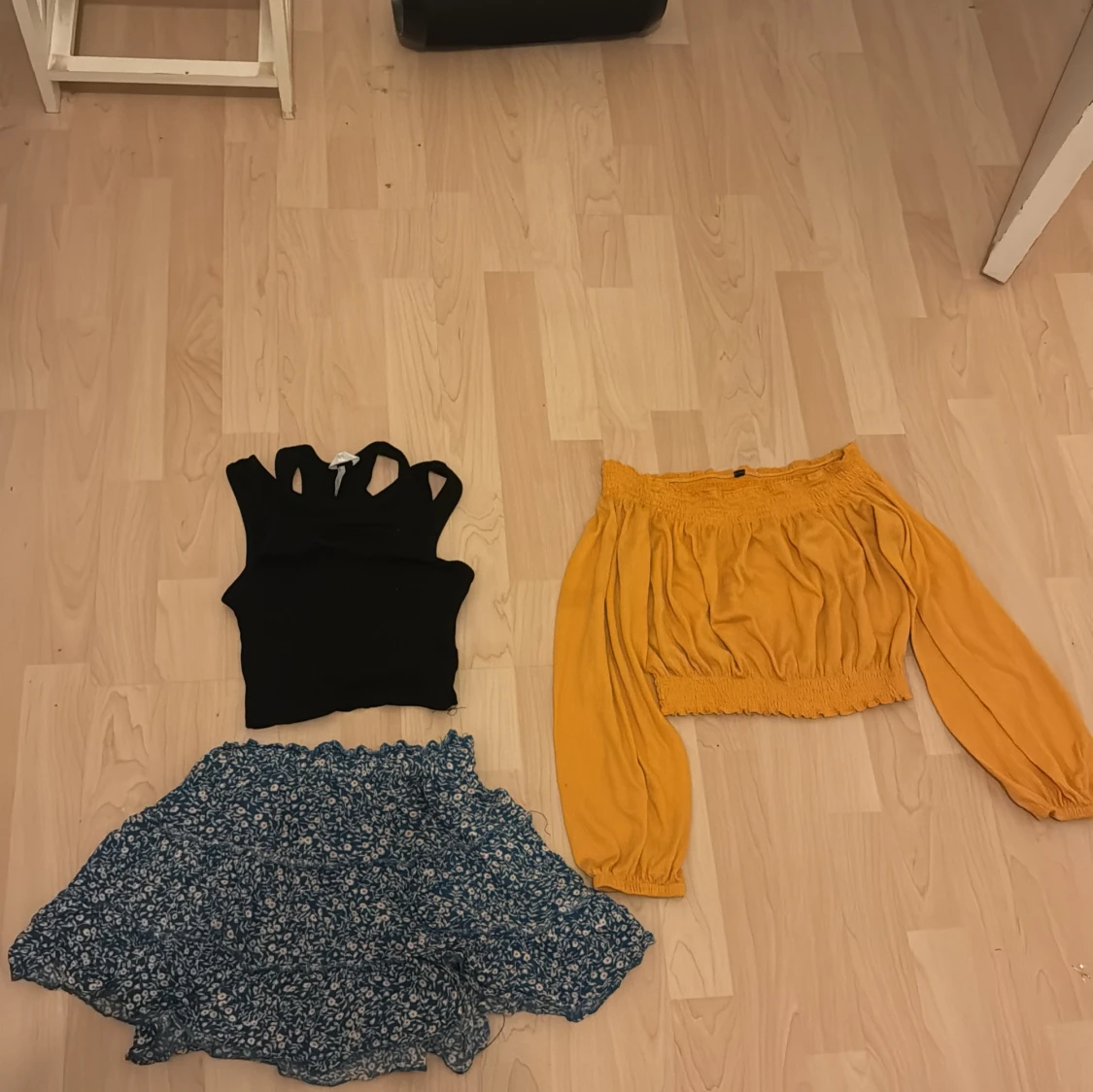 Svart ribbad topp och senapsgul offshoulder blus - 90