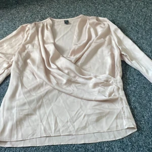 Beige blues  - En fin festlig blus från shein. 