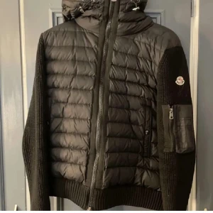 Moncler cardigan svart - Äkta Moncler cardigan svart i storlek M. Kan mötas i Sthlm eller frakta