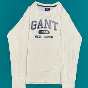 Vit GANT sweatshirt  - Säljer min GANT sweatshirt för den inte används inga hål eller någon typ av skada men lite smutsig så skulle behöva en tvätt