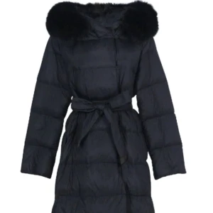 Svart dunjacka med pälsdetalj - Snygg svart dunjacka med pälsdetalj på kragen och knytbälte i midjan. Perfekt för kalla dagar med sin långa design och quiltade mönster. Äkta päls, har ett litet hår längst ner på jackan som ej syns mkt eftersom jag sytt ihop det 