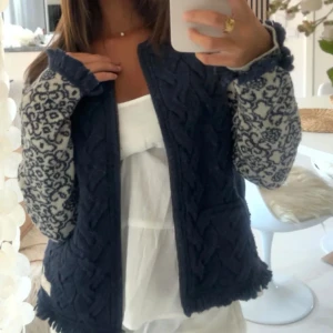 Mönstrad jacka från Oddmolly - Snygg jacka med mörkblå kropp och mönstrade ärmar i grått och vitt. Jackan har en dragkedja framtill och är perfekt för en stilren look.💕köpt från plick:)