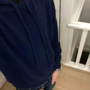 Kashmir hoodie i marinblått - Otrolig bra deal. NYPRIS: 1700kr❌MITT PRIS:1099✅. En helt oanvänd kashmir hoodie från st studios i 100% Kashmir. Du får en asbra deal så skynda innan den tar slut. Ger ut mått vid seriösa förhandlingar. Mörkblå/marinblå färg.🔥🔥🔥