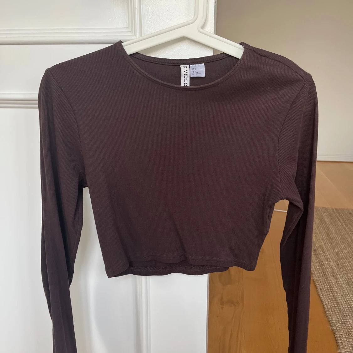 Brun ribbad croppad topp från H&M