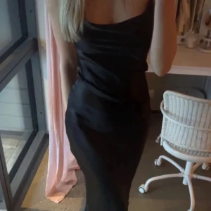 Satinklänning - Säljer en supersnygg satinklänning, den är helt ny men tyvärr utan prislapp. Första bilden är inspiration, alltså inte precis samma då jag inte har egna bilder💖