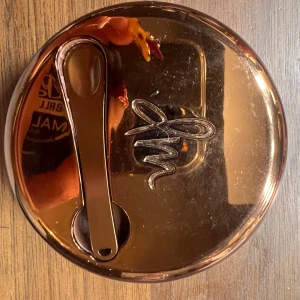 Yummy Skin Blurring Balm Powder - Har skrapat bort översta lagret därav ser den ut som den gör på bilden!!! Nypris: 509kr! Yummy Skin Blurring Balm Powder i nyans 3.5. Denna produkt är designad för både ansikte och ögon och använder Upsalite-teknologi för en jämn finish. Perfekt för att skapa en slät och matt look.