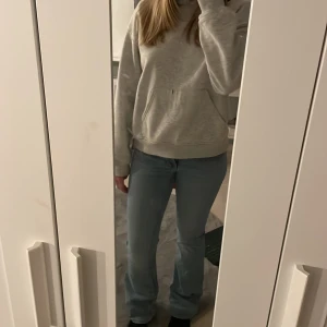Blå jeans från lager 157 - Säljer ett par bekväma blå jeans. Jeansen är low-mid waist och är bootcut. Pris kan diskuteras💗