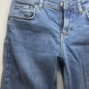 Blå jeans med bootcut - Likadana som de andra fast i ljusare färg! Skriv för fler bilder eller frågor💕