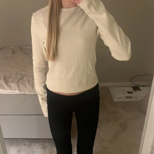 Vit ribbad tröja från Bik Bok - Säljer en stilren vit ribbad tröja från Bik Bok i storlek S. Tröjan har långa ärmar och en klassisk rund halsringning. Helt ny med prislapp kvar!💘