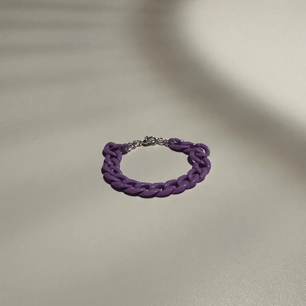 Snyggt lila armband med en chunky kedjedesign. Armbandet har en silverfärgad låsning som ger en fin kontrast till den lila färgen.💜Använd gärna ”köp nu”!🔮. Asusteet.