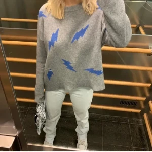 Grå tröja med blått blixtmönster - Säljer denna superfina gråa cashmere tröjan i 100 procent cashmere. Tröjan är från Zadig och är i stl xs jag skulle däremot säga att det är en oversize tröja. Alltså mer S i storleken🩷