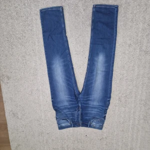 Blå slim fit jeans från Jack & Jones - Snygga blå slim fit jeans från Jack & Jones. Använda ett par gånger bra skick.