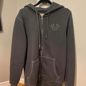 True religion hoodie  - Den är aldrig använd eftersom den inte riktigt var min stil  köpt för 1600kr