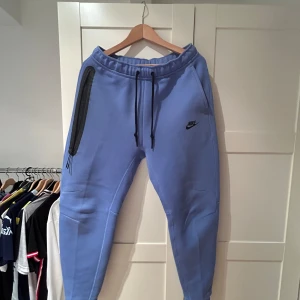 Nike tech byxor  - Säljer min unika färg på grund av aldrig använt bara vid test inomhus och blev för liten för mig pris kan diskuteras.