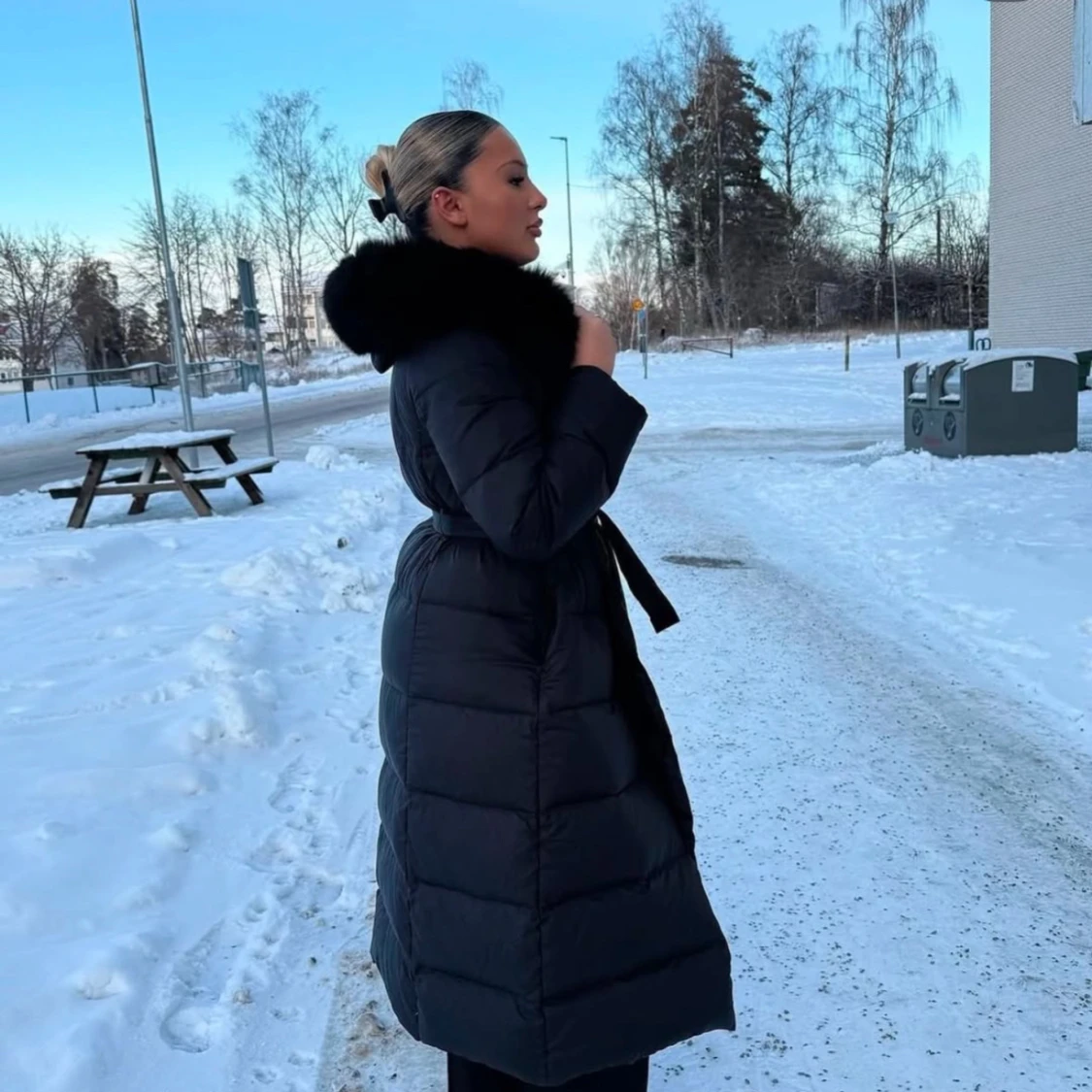 Svart lång dunjacka med pälskrage - 92