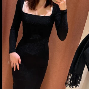 Svart glittrig långklänning - Svart klänning med glitter från Gina Tricot. Endast använd 1 gång.
