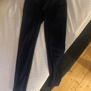 Only & sons kostymbyxor  - Marinblå Only & sons kostymbyxor i fint skicka sköna och stretchiga storlek w 30 l 32