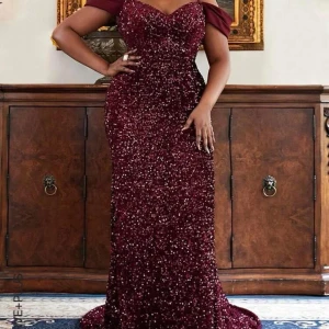 Vinröd paljettklänning  - Elegant vinröd långklänning täckt med glittrande paljetter. Klänningen har en v-ringad design och korta ärmar. Köpt från SHEIN i storlek 1XL, använd endast en gång till balen. Perfekt som ny ☺️