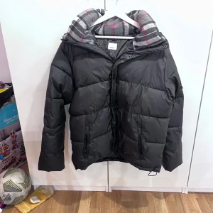 Burberry jacka  - Snygg svart pufferjacka från burberry, ärmarna går att ta bort dvs att jackan även kan bli en väst. Väldigt unik o stillig jacka. Lite stor i storlek så den passar både S o M. Pris kan diskuteras 