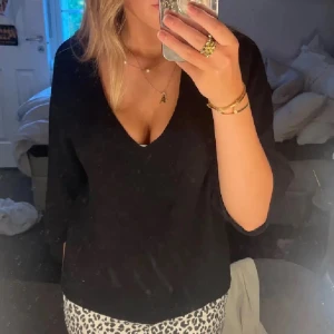 Svart v-ringad tröja - Intressekoll!! Snygg svart tröja med v-ringning och trekvartsärmar. Supersnygg och i fint skick. Nypris 600kr 