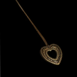 Halsband med hjärtformat hänge - Charmigt halsband med ett hjärtformat hänge i guldton. Kedjan är tunn och matchar hjärtats färg perfekt.⚡️Använd gärna ”köp nu”!🌟💗