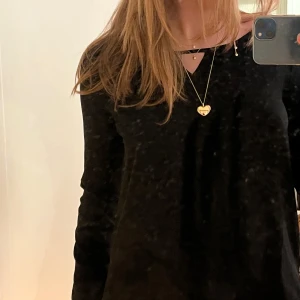 Svart långärmad blus - Säljer en stilren svart långärmad tröja med normal passform. Perfekt för en enkel och klassisk look.
