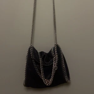 Axelarmsväska  - Jättefin väska från Stella McCartney, den är äkta men har tyvärr inget kvitto men det står märket i väskan samt på metall brickan. Ganska använd och lite av kedjan har blivit missfärgad men annars är den väldigt bra kvalitet. 