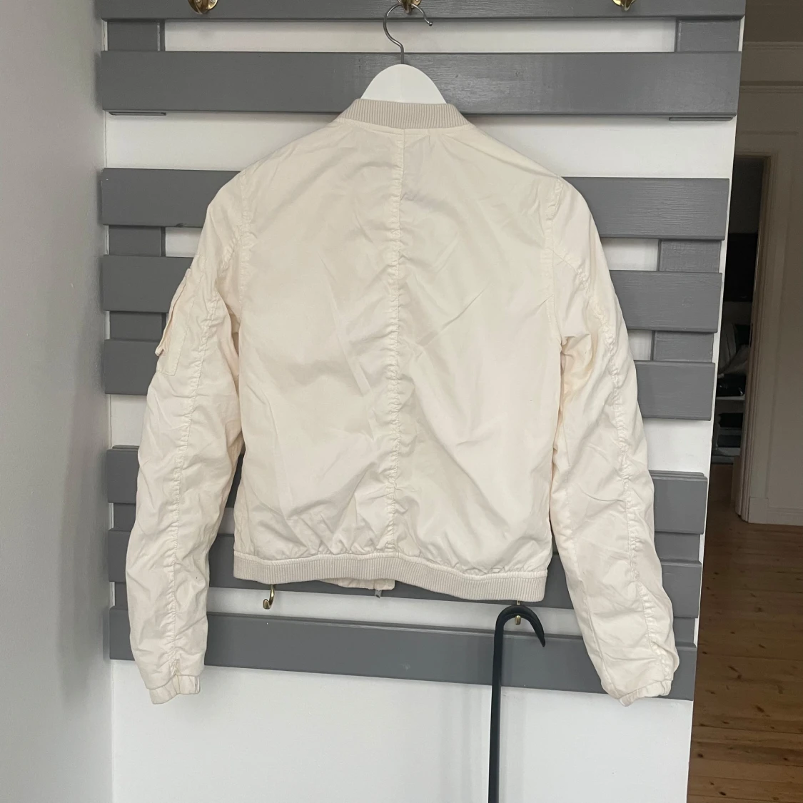 vit bomberjacka från Pull&Bear - 93