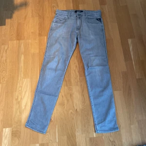 Gråa replay anbass jeans - Säljer ett par gråa jeans från Replay, modell Anbass alltså slim fit. Bra skick användna ca 5 gånger. Storlek 30/32. Skriv om du har frågor!