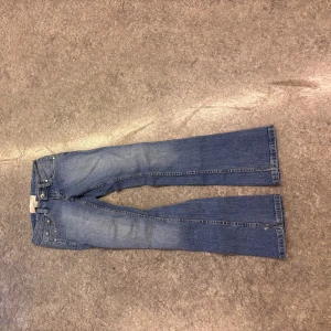 Blå jeans från Farlow Jeans - Snygga blå jeans från Farlow Jeans med unika detaljer på bakfickorna. Jeansen har en klassisk design med knapp och dragkedja framtill. Perfekta för en avslappnad stil.