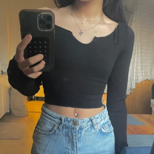 Långärmade Top/croptop - Säljer denna toppen/crop top eftersom den inte blir användt, har blivit användt max 10 ggr om inte mindre. Från bikbok och har stretchy material. 