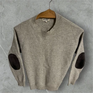 Soft goat 100% kashmir - Soft goat 100% kashmir crewneck | skick 8/10 | färg: grå | 100% kashmir | storlek S passa XS | nypris 3500 mitt pris 800