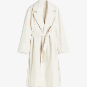 Vit kappa med bälte - Säljer min vita kappa med knytbälte och långa ärmar från H&M. Den är i storlek xs🤍nypris 699kr