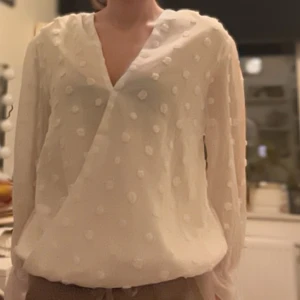 Vit blus - Säljer en supersnygg vit blus! Älskar!!💕💕💕 Storlek M men passar också S/XS. Skriv om ni har frågor!!💕