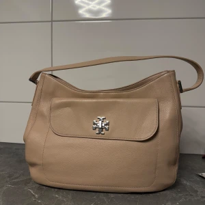 Beige axelväska Tory Burch - Beige/rosa axelväska av tory burch. Nypris 4000. Använd fåtal gånger 