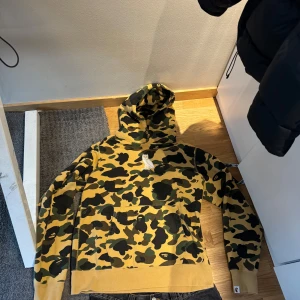 Bape x OVO pullover camo hoodie - Äkthetsverifierad via grailed, om du känner dig bekväm med att testa äktheten på något annat sätt så är du välkommen :) Senast såld i detta skick och denna storlek: 700$ på grailed.     Skick: 9/10 inga specifika anmärkningar. Storlek: L men bape är små i storlekarna så bör även passa dig med M. (Jag har L och denna passar bra utom att den är lite kort då jag gillar när tröjan hänger ned över bältet)