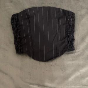 Svart tank top  - Sexy tank top with grey lines