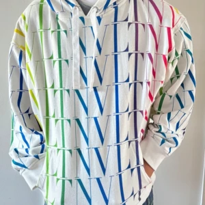 Valentino Hoodie - Säljer en snygg vit hoodie från Valentino med ett färgglatt mönster i blått, grönt, rött och gult. Hoodien har en klassisk passform med långa ärmar och en justerbar huva. Perfekt för att ge din outfit en färgklick!
