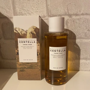 Madagascar Centella Toning Toner från SKIN1004 - Madagascar Centella Toning Toner från SKIN1004 innehåller ren centella från Madagaskar. Endast testad, så finns mycket kvar!  Är den stora flaskan som rymmer 400 ml! Skicka endast prisförslag om du är säker o priset är diskuterbart 