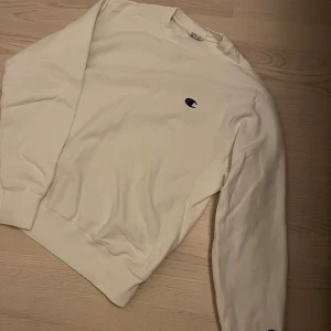 Vit sweatshirt från Champion - Äkta champion sweatshirt i gott skick 