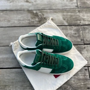 Valentino fly crew - Tjena säljer dessa feta valentino fly crews dom är i storlek 41,5 men passar även 42,5 dom är mörk gröna och väldigt bra skick, endast dust bag följer med! 