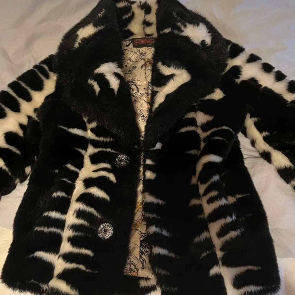 Svartvit pälsjacka  - 90