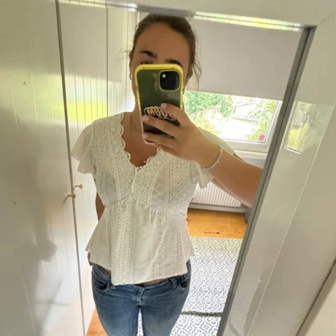 Vit blus med spetsdetaljer - 90